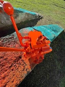 Гидравлический распределитель  с  краном давления масла