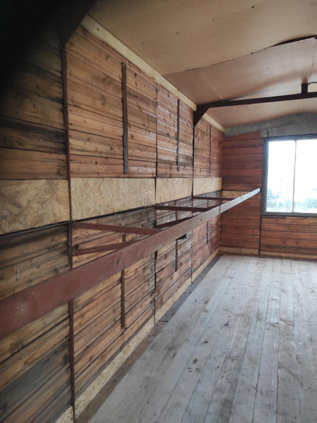 Вагончик кунг бытовка утепленный c окнами, внутри стеллажи и  буржуйка - <ro>Изображение</ro><ru>Изображение</ru> #3, <ru>Объявление</ru> #1752294