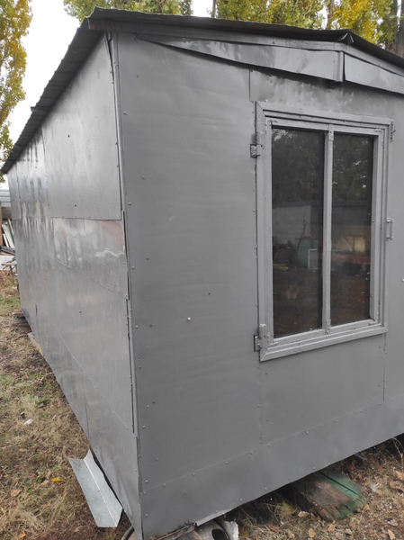 Вагончик кунг бытовка утепленный c окнами, внутри стеллажи и  буржуйка - <ro>Изображение</ro><ru>Изображение</ru> #1, <ru>Объявление</ru> #1752294