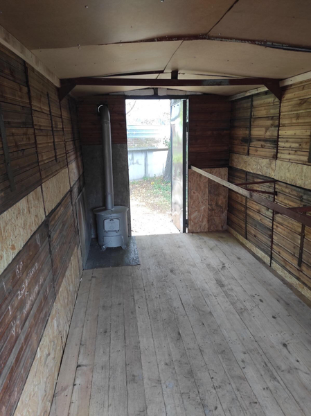 Вагончик кунг бытовка утепленный c окнами, внутри стеллажи и  буржуйка - <ro>Изображение</ro><ru>Изображение</ru> #5, <ru>Объявление</ru> #1752294